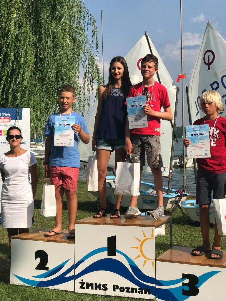 Na podium od lewej O. Sawicki, J. Malinowska - trenerka, F. Oleszczyk