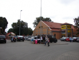 Handel na sklepowych parkingach