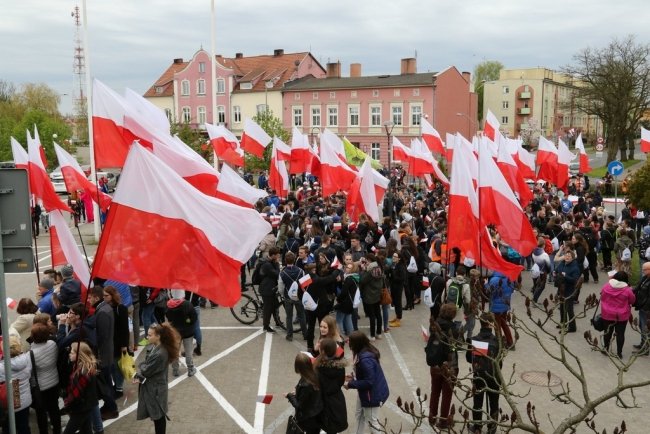 Podczas ubiegłorocznych obchodów Dnia Flagi  Marsz Biało-Czerwony rozpoczął się od uroczystego wciągnięcia flagi na maszt pod Urzędem Gminy i Miasta